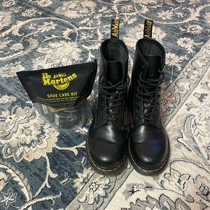 Doc Martens — 1460 Women’s Smooth Leather